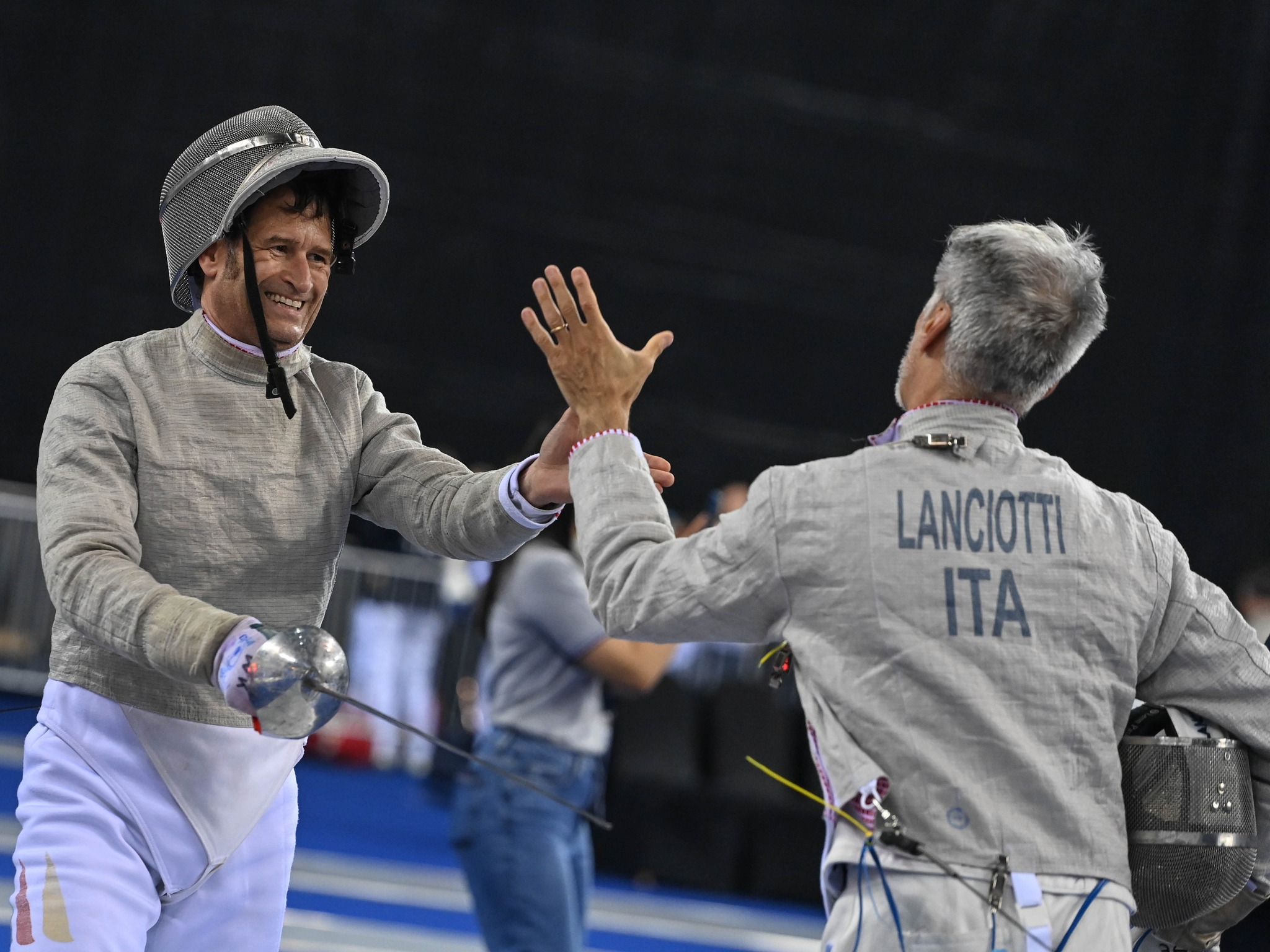 Stefano Lanciotti, der späteren Vizeweltmeister, und Gert Wichitill nach dem Gefecht in der Vorrunde.